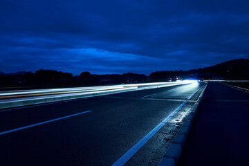  光の川 - 闇夜を流れる.都市の脈動