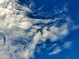 Dynamic Blue Sky with Streaky Clouds