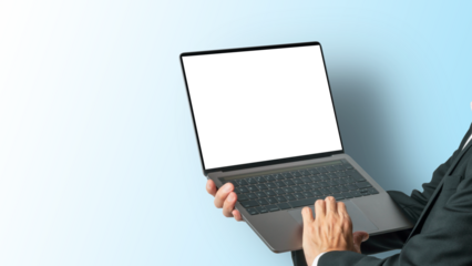 パソコンを持って操作する男性