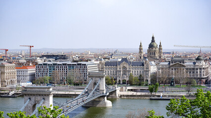 Naklejka premium Chain Bridge in Budapest spanning the Danube River on a clear day.