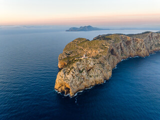Faro de Formentor al atardecer en la Isla de Mallorca, Baleares