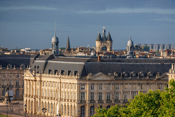 Obraz premium Frühling in Bordeaux an der Garonne in Frankreich