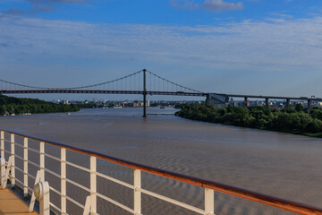 Auf der Garonne bei Bordeaux in Frankreich