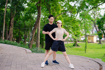 Obraz premium Couple practicing dancing in a green park during a sunny afternoon