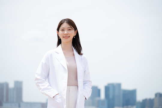 白衣の女性