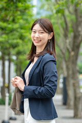 屋外を歩くビジネスウーマン