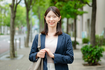 通勤するビジネスウーマン