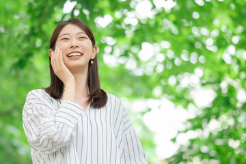 若い女性　ビューティー　新緑