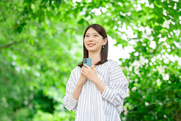 スマホを持つ女性