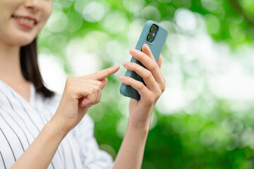 スマートフォンを操作する女性