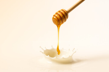 "Milk Splash Torus with Dripping Honey Dipper — Minimalist Breakfast Hero Visual on Pastel Background (8K, High-Speed Studio Shot)"