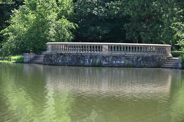 kamienny pomost balkon z zejściem nad wodą stawem staw © Miroslaw