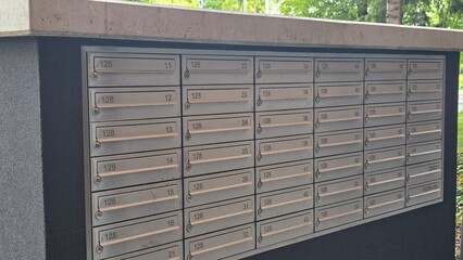 skrzynka na listy z betonu i metalu