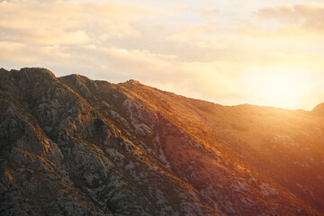 Obraz premium Cloudy mountain bay with mist over water