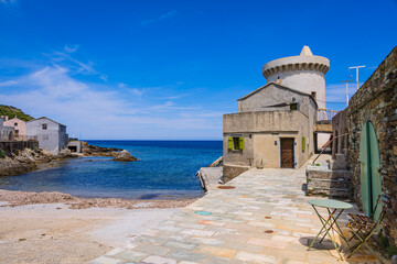 La Tour génoise de Tollare dans le village de Ersa sur le Cap Corse en France