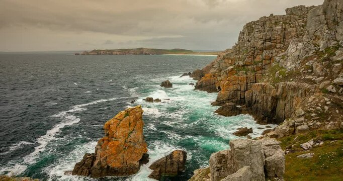Mouvement des vagues sur les falaises de la Pointe de Pen-Hir sur la Presqu'&icirc;le de Crozon