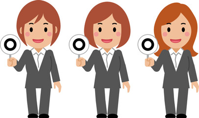 正解の札を上げるグレースーツの若い女性