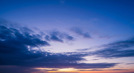 Obraz premium Natural blue sky with soft white clouds in daylight, featuring authentic cloud formations and clean atmosphere, ideal for backgrounds, weather visuals, or serene outdoor scenes