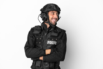 Naklejka premium SWAT caucasian man isolated on white background with arms crossed and happy