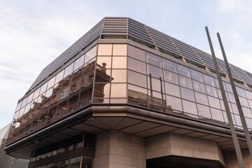 Obraz premium The seven-story building from 1983 is made of a steel frame with an aluminum shell and glazing. It serves as the administrative back office of the theater and a rehearsal room.