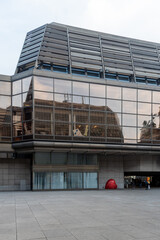 The seven-story building from 1983 is made of a steel frame with an aluminum shell and glazing. It serves as the administrative back office of the theater and a rehearsal room.