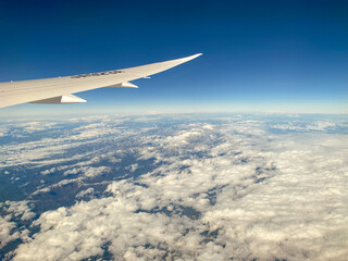 Obraz premium Airplane Wing Over Mountainous Landscape