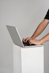 Naklejka premium Typing in a gray laptop