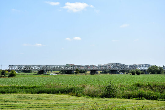 Hedel railway bridge.
Hedel, near Den Bosch, 's-Hertogenbosch, Brabant, Netherlands, Holland, Europe
