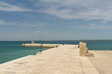 Bootsanlegestelle auf der Insel Veliki Brijun im Nationalpark Brijuni vor der Küste Kroatiens im Sommer