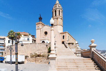 Sant Bartomeu i Santa Tecla Ikonische Kirche von Sitges unter blauem Himmel