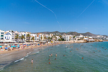 Belebter Strand von Sitges Sommerlicher Badetag am Mittelmeer