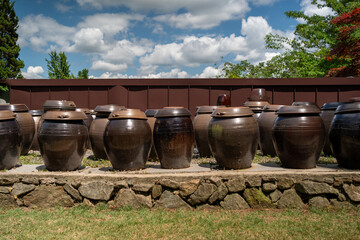 Obraz premium Traditional Korean jangdokdae (fermentation jar platform) under clear sky