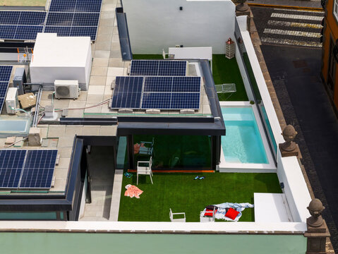 Dachterrasse mit Pool und Solaranlage