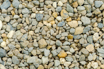 多彩な小石が敷き詰められた砂利のクローズアップ