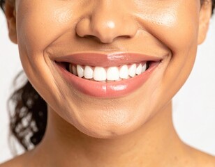 Obraz premium Close-up view of a person's smiling mouth and teeth.