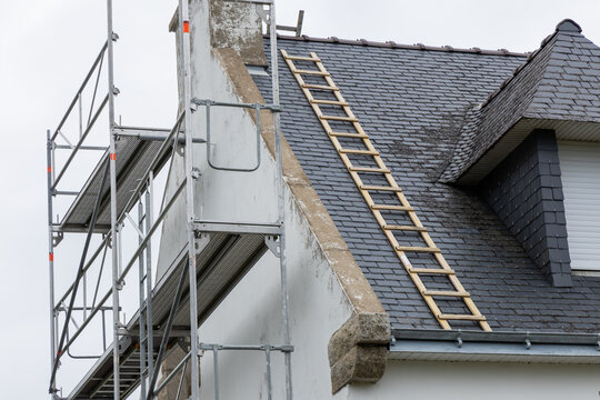 La fa&ccedil;ade d&rsquo;une maison en cours de ravalement.