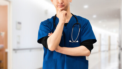 真剣な表情で考える医療スタッフの男性