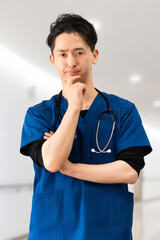 真剣な表情で考える医療スタッフの男性