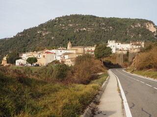 el pueblo medieval de La Febr&oacute;, Tarragona, lugar rico en naturaleza que ofrece al senderista rutas por senderos y simas, pozas y arroyos, Catalu&ntilde;a, Espa&ntilde;a, Europa 