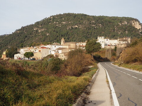 el pueblo medieval de La Febr&oacute;, Tarragona, lugar rico en naturaleza que ofrece al senderista rutas por senderos y simas, pozas y arroyos, Catalu&ntilde;a, Espa&ntilde;a, Europa 