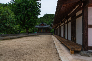 Fototapeta premium exterior of the traditional Korean building in the Buddhist temple