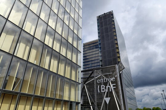 Entr&eacute;e de la BNF (Biblioth&egrave;que Nationale de France Fran&ccedil;ois Mitterrand). Architecte Dominique Perrault, 1995. Site de Tolbiac, Paris, avril 2025.