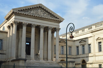 Obraz premium Prédio histórico com arquitetura neoclássica e colunas monumentais / Historic building with neoclassical architecture and monumental columns