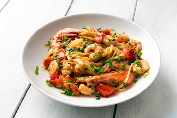 Linguine con gamberi, pomodorini e prezzemolo, pasta italiana 