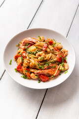 Linguine con gamberi, pomodorini e prezzemolo, pasta italiana 