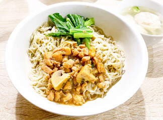 a bowl of noodle with chicken