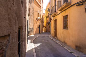 Historische Gasse in Tarragona Charmante Altstadt mit warmen Farben