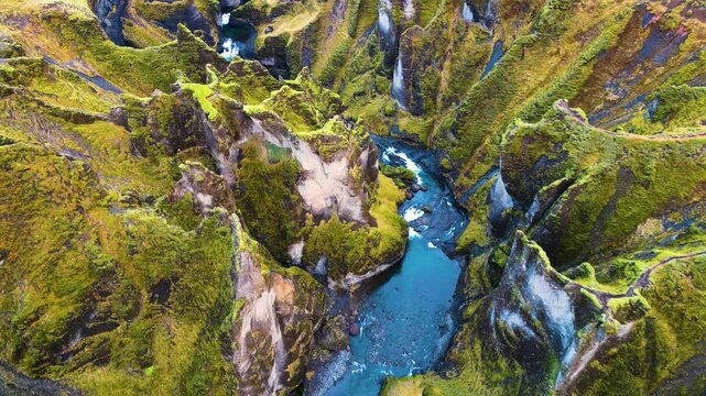  Fja&eth;r&aacute;rglj&uacute;fur Canyon in Island im Herbst bei goldener Stunde, farbintensive Landschaft mit markanten Felsformationen und dem Fluss Fja&eth;r&aacute; inmitten der tief eingeschnittenen Schlucht