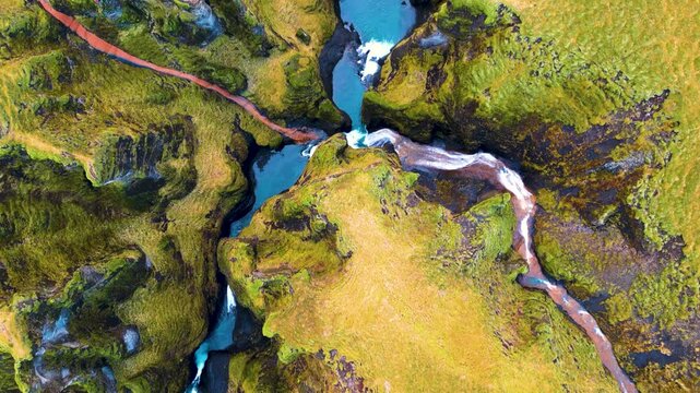  Fja&eth;r&aacute;rglj&uacute;fur Canyon in Island im Herbst bei goldener Stunde, farbintensive Landschaft mit markanten Felsformationen und dem Fluss Fja&eth;r&aacute; inmitten der tief eingeschnittenen Schlucht