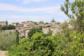 Fototapeta premium Vue d'ensemble du village, village typique de Saignon, département du Vaucluse, France